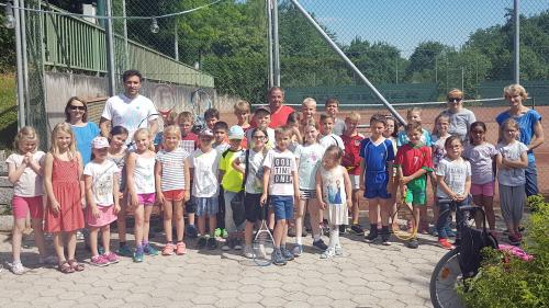 Turnstunde am Tennisplatz